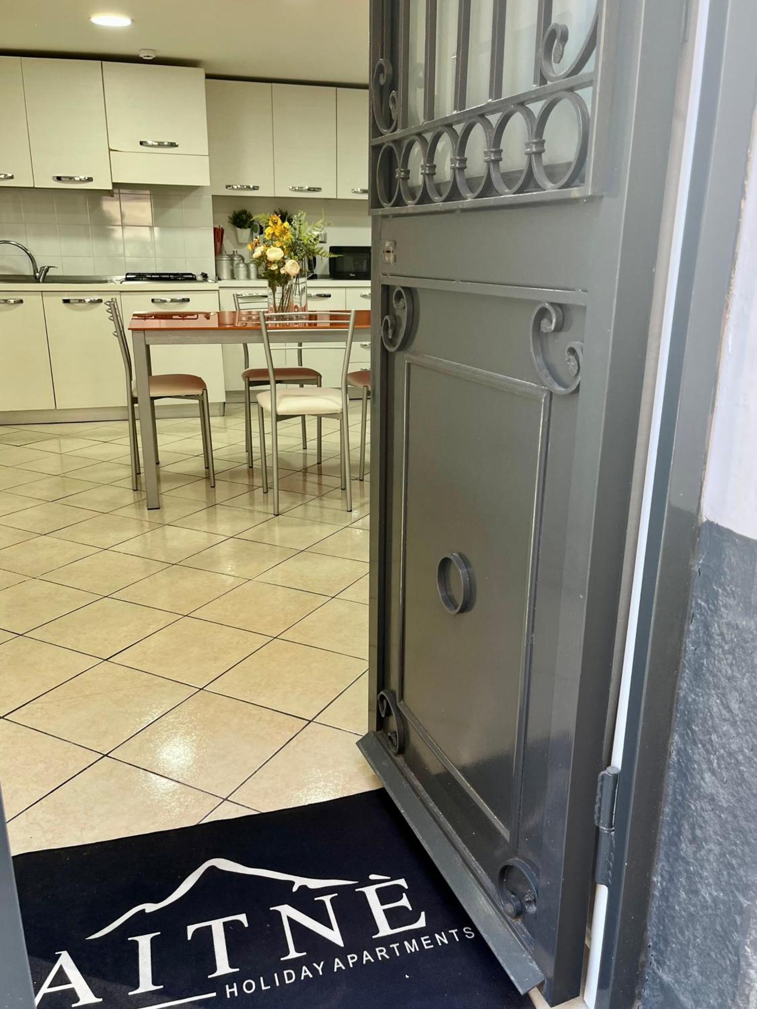 Aitnè - Holiday Apartments Aeroporto di Catania Fontana Rossa Esterno foto